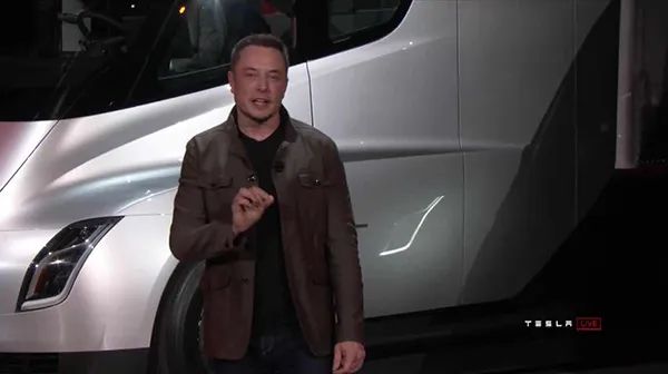 特斯拉創始人兼CEO埃隆·馬斯克(Elon Musk)乘坐著Semi來到發布會現場 圖片來源:澎湃新聞